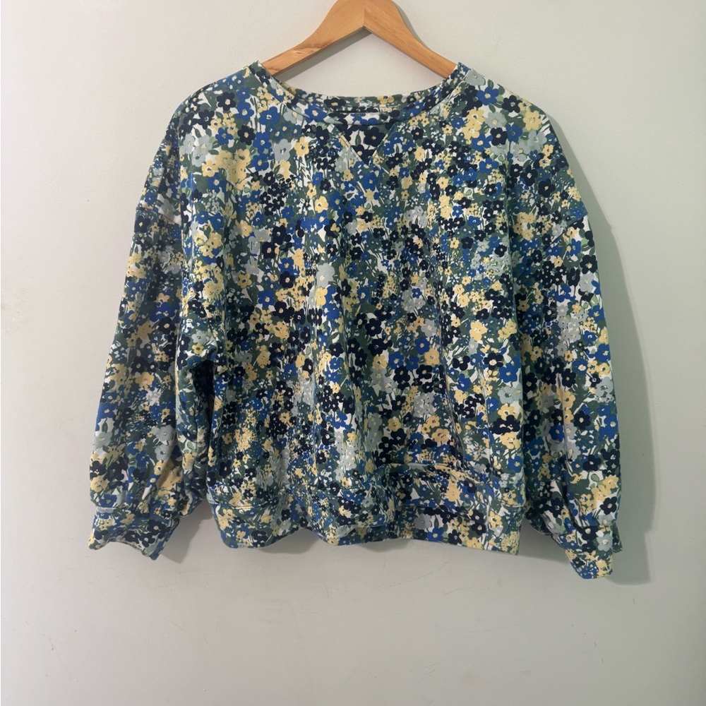 Ann Taylor Blue Floral cropped 3/4 sleeve crew neck Sweatshirt women’s large